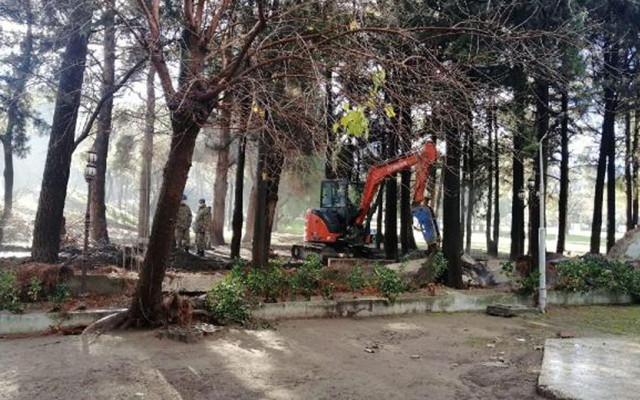 Manisa'da daha fazla dayanamadı! 50 yıllık duvar yıkıldı belediyeyi su bastı - Resim: 2