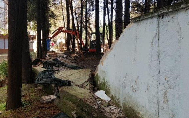 Manisa'da daha fazla dayanamadı! 50 yıllık duvar yıkıldı belediyeyi su bastı - Resim: 1