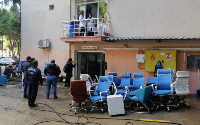 Manisa'da daha fazla dayanamadı! 50 yıllık duvar yıkıldı belediyeyi su bastı - Resim: 3