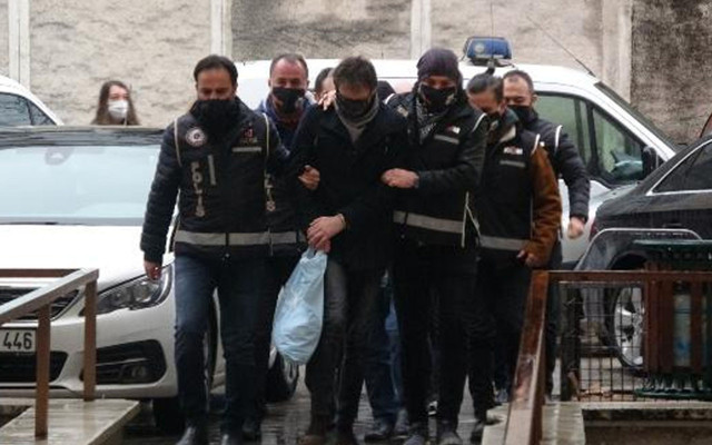 Bursa'da internetten tanıştılar müstehcen fotoğraflarla şantaj yaptılar polis enseledi - Resim: 0