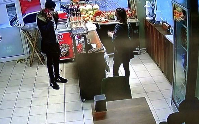 Avcılar'da çiğköfteci kadına büyük şok: Müşteri gibi geldi telefonu çaldı - Resim: 0