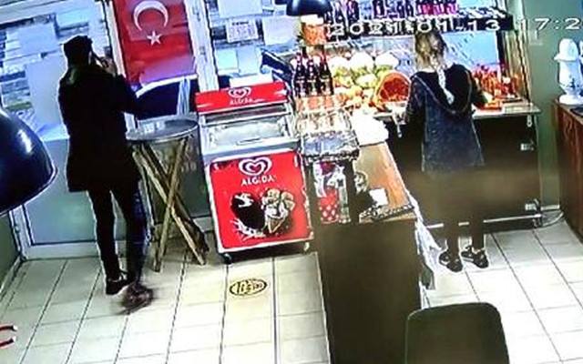 Avcılar'da çiğköfteci kadına büyük şok: Müşteri gibi geldi telefonu çaldı - Resim: 1