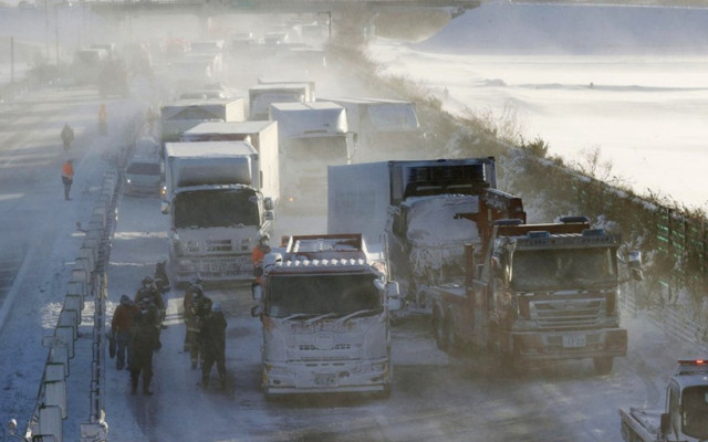 Japonya'da kar felaketi: 130 araç birbirine girdi 1 kişi öldü 8 kişi yaralandı - Resim: 0