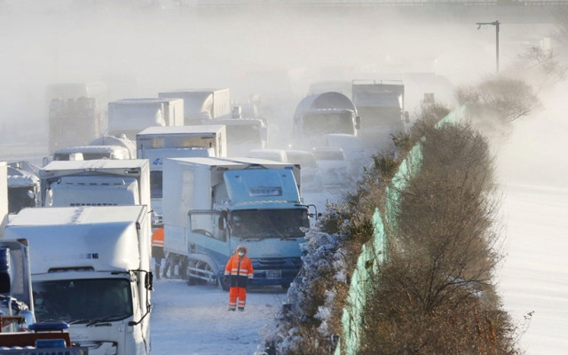 Japonya'da kar felaketi: 130 araç birbirine girdi 1 kişi öldü 8 kişi yaralandı - Resim: 1