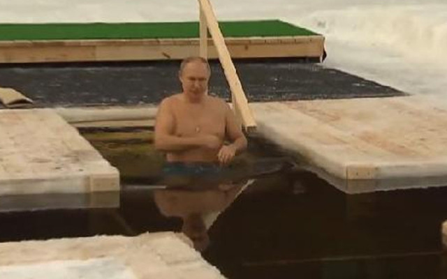 Vladimir Putin eksi 20 dereceki buzlu suya girerek Ortodoks Noelini kutladı - Resim: 0