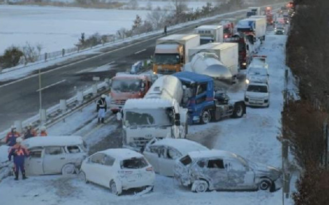 Japonya'da kar felaketi: 130 araç birbirine girdi 1 kişi öldü 8 kişi yaralandı - Resim: 2