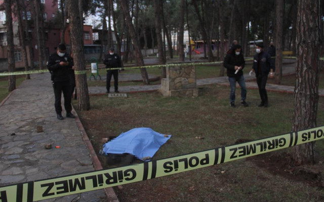 Adana'da çocuk parkında korkunç cinayet! Kafasından ve göğsünden vurularak öldürüldü - Resim: 0