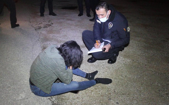 Adana'da sosyal medyadan tanıştığı kişi dövüp otomobilden attı - Resim: 0