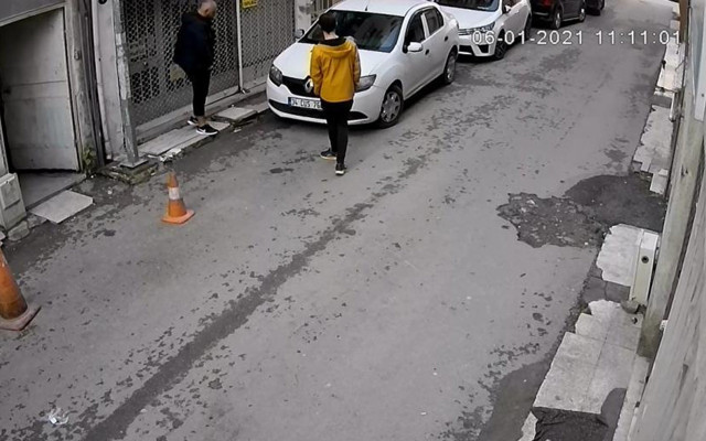 İzmir'de polis bile şaşırdı! Çalıntı aracın parçalarını salonda saklamış - Resim: 1