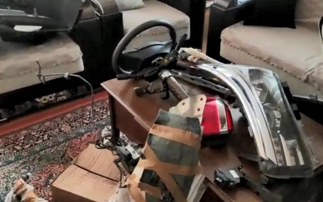 İzmir'de polis bile şaşırdı! Çalıntı aracın parçalarını salonda saklamış - Resim: 0