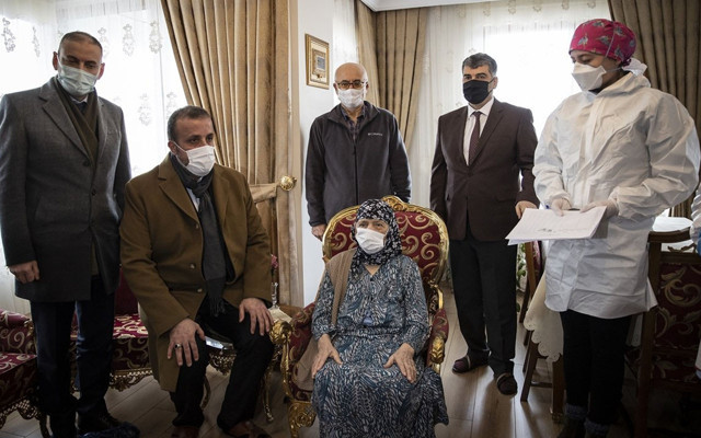 Ankara'nın en yaşlı iki kadını koronavirüs aşısını evlerinde oldu - Resim: 2