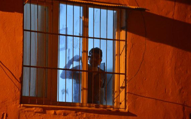 Adana'da başına dayadığı silahla pencereye çıktı intiharı polis engelledi - Resim: 0