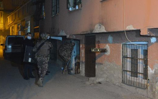 Adana'da başına dayadığı silahla pencereye çıktı intiharı polis engelledi - Resim: 2