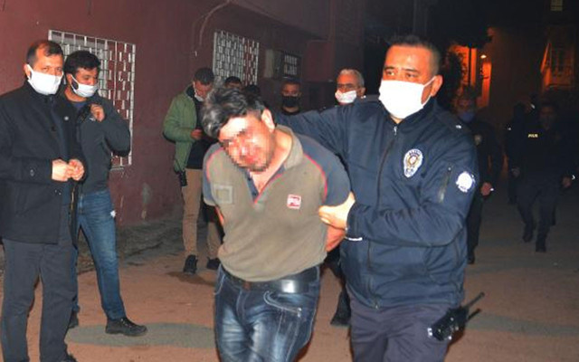 Adana'da başına dayadığı silahla pencereye çıktı intiharı polis engelledi - Resim: 1