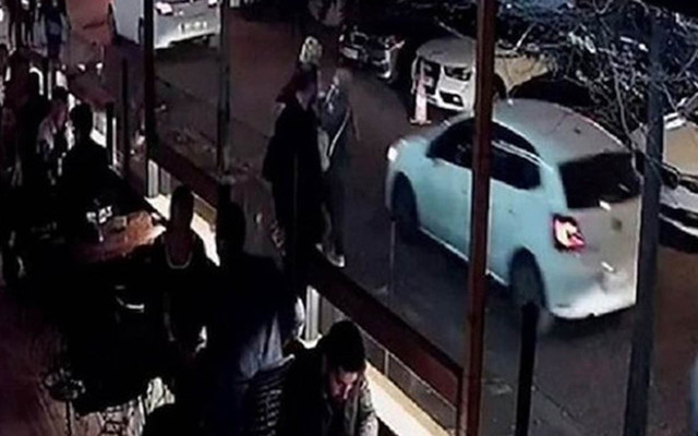 Beşiktaş'ta başörtülü öğretmene saldıran Berrak Karaoğlu hakkında beraat kararı verildi - Resim: 0