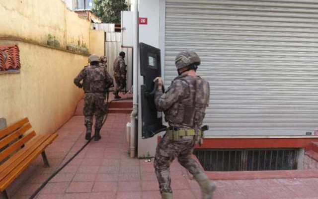 Ataşehir'de bıçakla kendisini kesmeye kalktı! İntihar girişimini Özel harekat durdurdu - Resim: 0