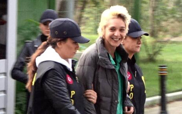 Beşiktaş'ta başörtülü öğretmene saldıran Berrak Karaoğlu hakkında beraat kararı verildi - Resim: 1