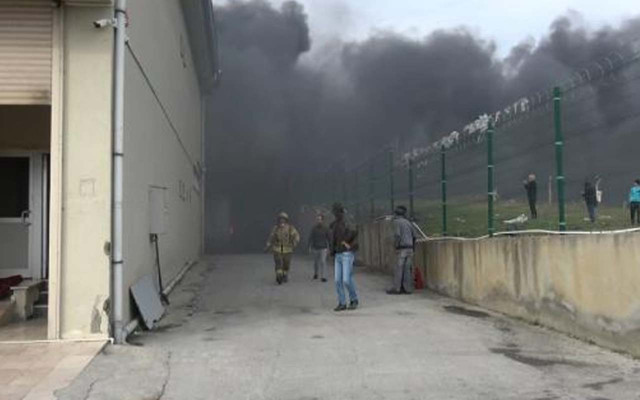 İstanbul'da ayakkabı fabrikasında korkutan yangın: 3 araç küle döndü - Resim: 0