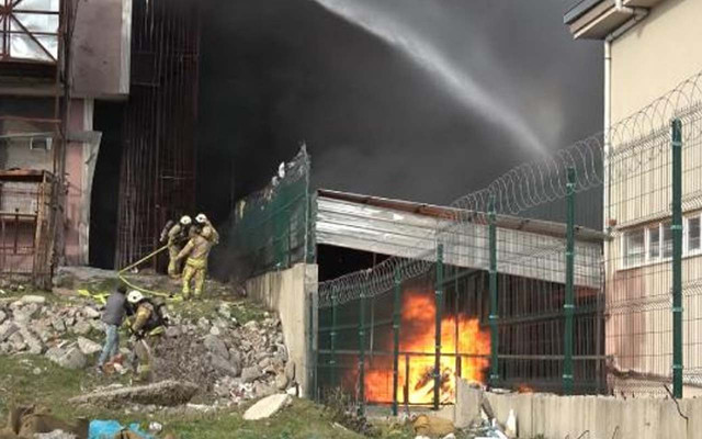 İstanbul'da ayakkabı fabrikasında korkutan yangın: 3 araç küle döndü - Resim: 1