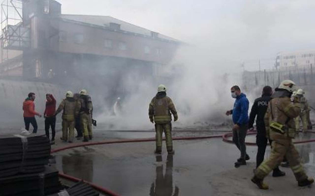 İstanbul'da ayakkabı fabrikasında korkutan yangın: 3 araç küle döndü - Resim: 2