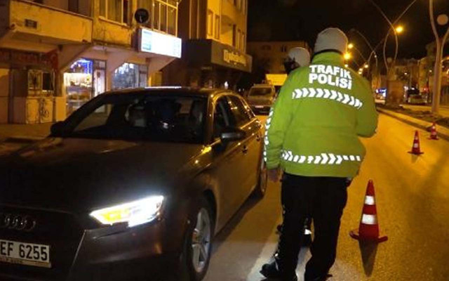 Sakarya'da kısıtlamada yakalanan sürücüden polise: Yaz kardeşim - Resim: 0