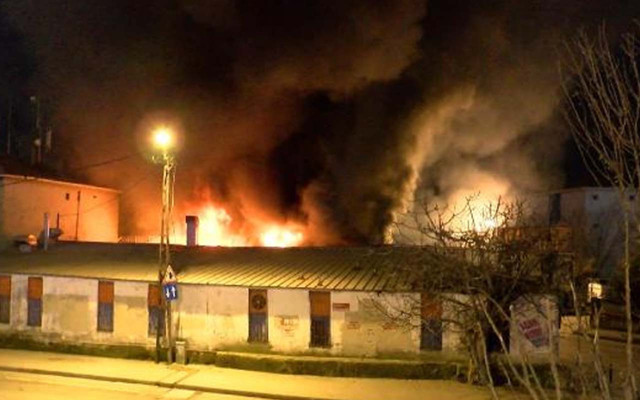Maltepe'de yangın korkuttu: Mahalleli geri dönüşüm deposu sahibine saldırdı - Resim: 0
