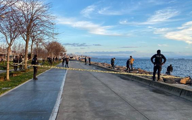 Kartal Sahili'nde kayalıklara sıkışmış halde ceset bulundu - Resim: 0