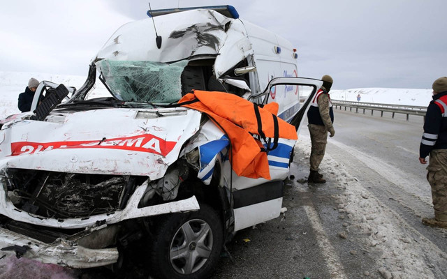 Sivas'ta ambulansın TIR'a çarptığı kazada hemşire hayatını kaybetti - Resim: 2
