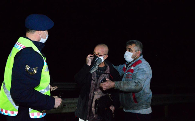 Sakarya'da eşi otomobilde sıkıştı sürücü şoku uzun bir atlatamadı - Resim: 2