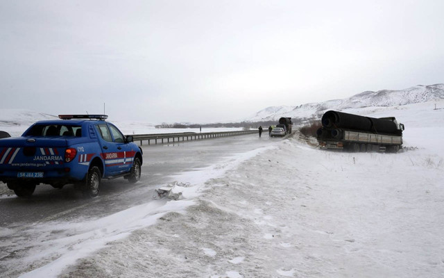 Sivas'ta ambulansın TIR'a çarptığı kazada hemşire hayatını kaybetti - Resim: 3