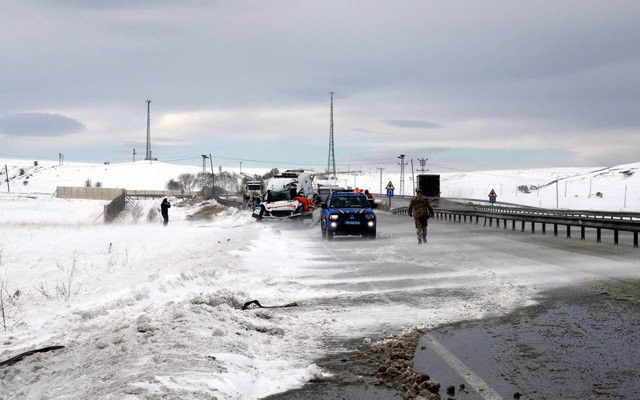 Sivas'ta ambulansın TIR'a çarptığı kazada hemşire hayatını kaybetti - Resim: 1