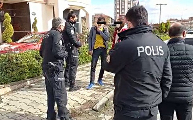 Balıkesir'de kız arkadaşıyla gezintiye çıkan ehliyetsiz sürücü polisten kaçarken kaza yaptı - Resim: 1