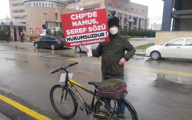 İBB'de işten çıkarılmasına CHP Genel Merkezi önünde tepki gösterdi - Resim: 0
