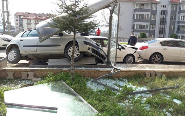 Balıkesir'de kız arkadaşıyla gezintiye çıkan ehliyetsiz sürücü polisten kaçarken kaza yaptı - Resim: 0