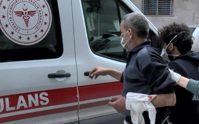 Olay yeri Esenyurt! Arkadaşını bıçaklayan şahıs camdan meyve uzattı - Resim: 1