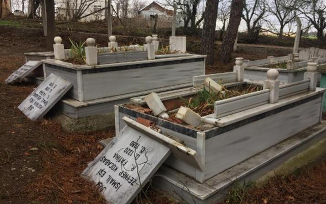 Samsun'da çirkin saldırı: Hepsi aynı aileye ait mezarları tahrip ettiler - Resim: 0