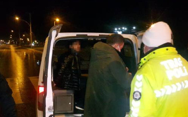 Edirne'de 7 kilometrelik kovalamaca! Polis yakalayıp ters kelepçeyle gözaltına aldı - Resim: 1