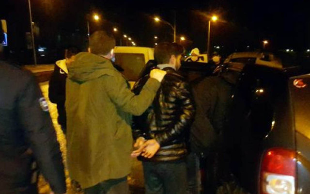 Edirne'de 7 kilometrelik kovalamaca! Polis yakalayıp ters kelepçeyle gözaltına aldı - Resim: 0