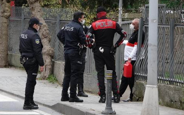 Şişli'de sıcak saatler: Korsan taksici benzin bidonuyla intihara kalkıştı - Resim: 1