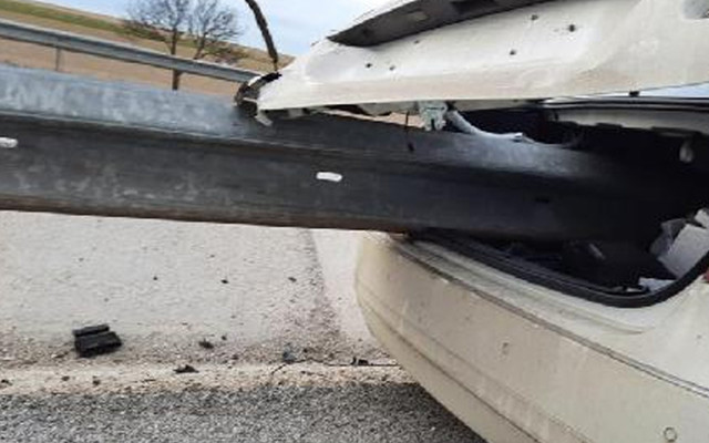 Konya'da bariyerlere saplanan otomobilde Prof. Dr. Kadir Okhan Akın öldü kızı yaralandı - Resim: 0