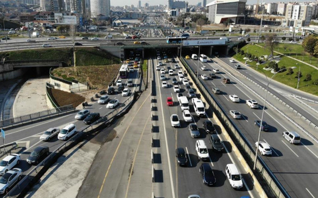 İstanbul’da trafik yoğunluğu erken başladı! 56 saatlik kısıtlama öncesi son durum - Resim: 0