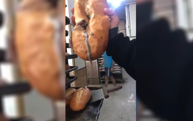 Önce 'Süt banyosu' sonra 'dönerle dans' şimdi de ekmekle çirkin oyun! - Resim: 0