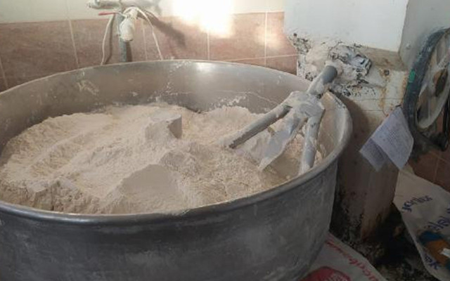 Önce 'Süt banyosu' sonra 'dönerle dans' şimdi de ekmekle çirkin oyun! - Resim: 1