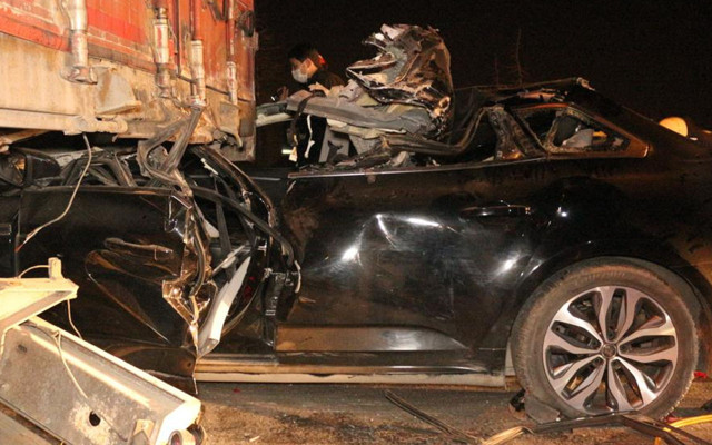 Kocaeli'de otomobil TIR'a ok gibi saplandı! 1 ölü 1 ağır yaralı - Resim: 1