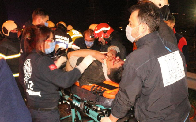 Kocaeli'de otomobil TIR'a ok gibi saplandı! 1 ölü 1 ağır yaralı - Resim: 0