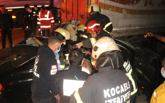 Kocaeli'de otomobil TIR'a ok gibi saplandı! 1 ölü 1 ağır yaralı - Resim: 2