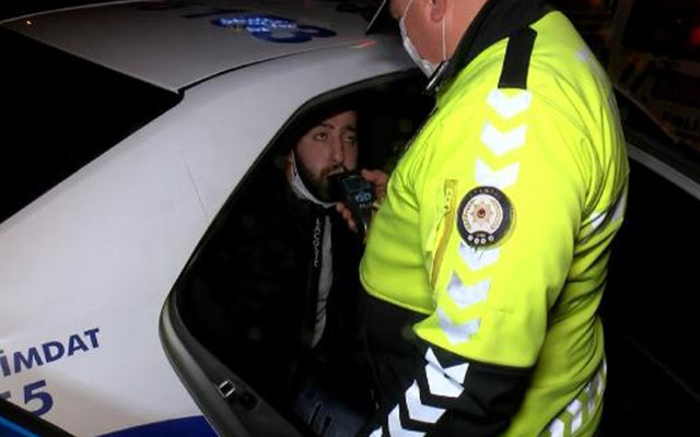 Ümraniye'de polislerin üzerine araç sürüp kaçtı! Ehliyetsiz ve alkollü çıktı - Resim: 0