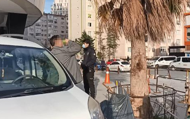 Beylikdüzü'nde metrobüsten inen kadına taciz! Takip edip telefonla kaydetti - Resim: 1