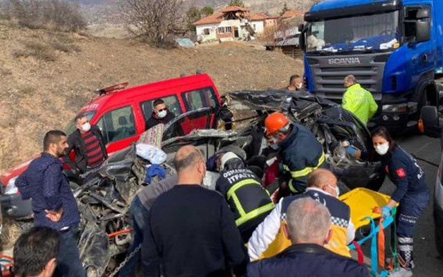 Çorum'da otomobil TIR'a arkadan çarptı: 1 ölü 2 ağır yaralı - Resim: 0