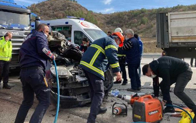 Çorum'da otomobil TIR'a arkadan çarptı: 1 ölü 2 ağır yaralı - Resim: 1